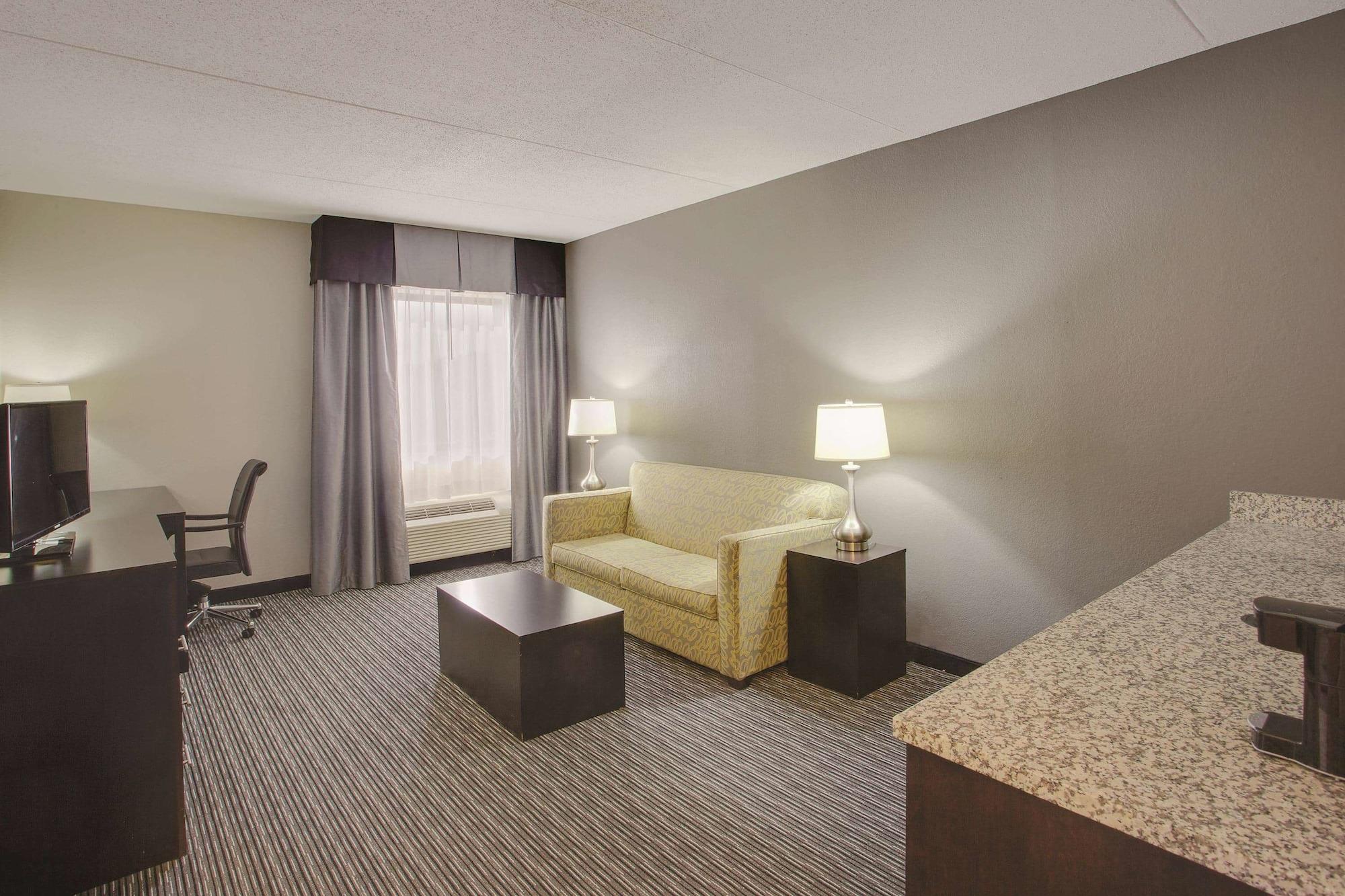 La Quinta Inn & Suites By Wyndham Detroit Metro Airport Romulus Ngoại thất bức ảnh
